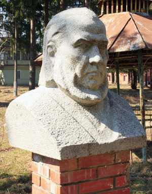 Памятник в усадьбе Абрамцево